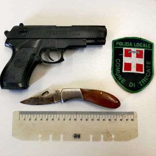 Trecate, importuna i clienti di un bar. Denunciato dalla polizia locale uomo di 29 anni, con coltello e pistola al seguito