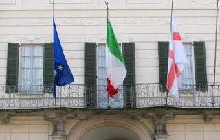 Martedì alle 12 sindaci fuori dai municipi con la fascia tricolore per il minuto di silenzio in memoria delle vittime del Coronavirus