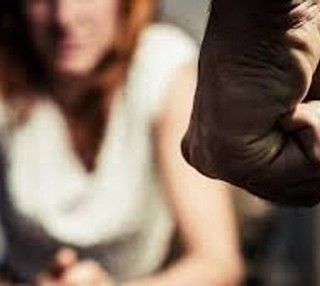 Picchia la compagna con un frullatore, arriva la polizia e la trova coperta di sangue