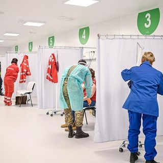 Vaccino anti Covid agli over 80, da giovedì si parte. Ecco come fare
