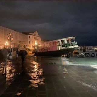 La foto simbolo del disastro che ha colpito Venezia postata dal governatore Luca Zaia