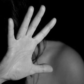 Abbiategrasso, parla la donna rapinata: “Mi hanno picchiata, sono stati secondi terribili”