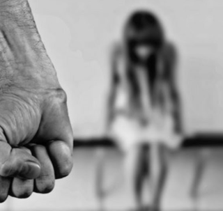 Botte, sputi e violenze sulla ex compagna