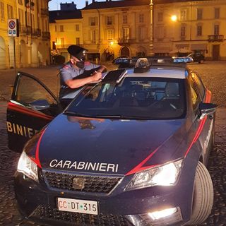 Voghera: manovre azzardate con l'auto in piazza Duomo, nei guai un giovane