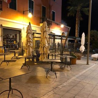 Un barlume di chiarezza arriva da Toti: «Ho parlato con Speranza, le zone a rischio partono venerdì»