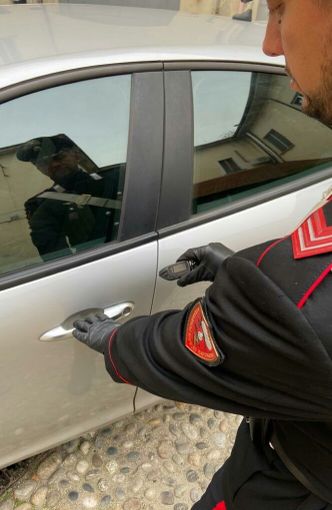 Pavia: con un'apparecchiatura elettronica tentano di aprire le auto parcheggiate, arrestate due persone