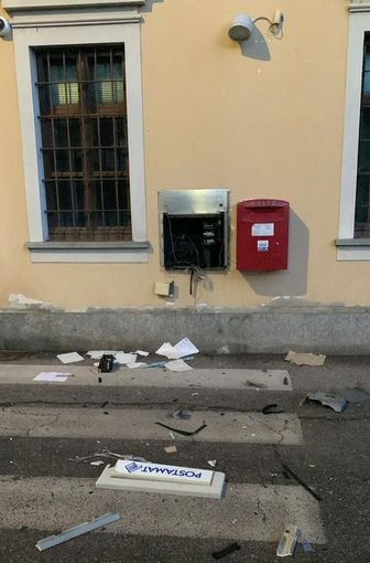 Il Postamat preso d'assalto dai banditi in via Cattaneo