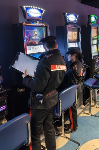 Controlli dei carabinieri sul territorio provinciale per la prevenzione del gioco d'azzardo: chiusi tre esercizi, scattano sanzioni per 150mila euro