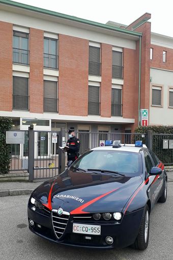 Pavia: ruba monete dai distributori automatici, arrestato un 44enne