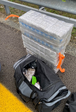 Scoperti 108 chili di hashish in un’auto ribaltata sulla A4: arrestato il conducente Scoperti 108 chili di hashish in un’auto ribaltata sulla A4: arrestato il conducente