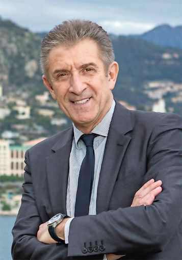 Il premio Enzo Burgio a Ezio Greggio per l'impegno nei confronti dei neonati prematuri