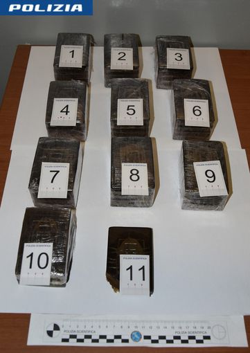 Inseguito dai carabinieri sull'autostrada A26, viene trovato con cinque chili di hashish nascosti in auto: 40enne arrestato Inseguito dai carabinieri sull'autostrada A26, viene trovato con cinque chili di hashish nascosti in auto: 40enne arrestato