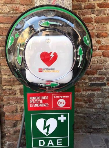 Robbio, nuovo defibrillatore in via Roma in memoria di Marco Piolatto Robbio, nuovo defibrillatore in via Roma in memoria di Marco Piolatto