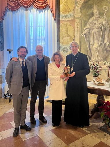 Natale, consegnata al vescovo di Pavia la nuova statuina del Presepe 2023 Natale, consegnata al vescovo di Pavia la nuova statuina del Presepe 2023