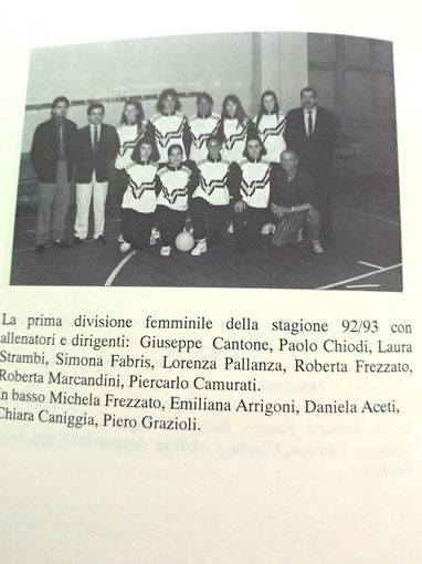 Sotto una storica foto della Prima Divisione femminile anno 92/93 con ritratto Pier Carlo Camurati ultimo a destra in piedi Sotto una storica foto della Prima Divisione femminile anno 92/93 con ritratto Pier Carlo Camurati ultimo a destra in piedi