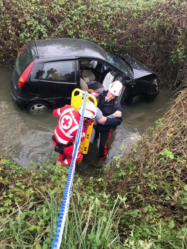 Marzano: finisce con l'auto in un canale pieno d'acqua, in gravi condizioni una 54 enne