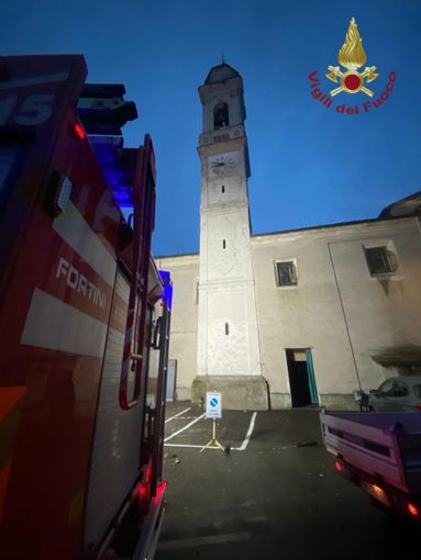 Campanile della chiesa di Garbana colpito da un fulmine, sono intervenute due squadre di Vigili del fuoco Campanile della chiesa di Garbana colpito da un fulmine, sono intervenute due squadre di Vigili del fuoco