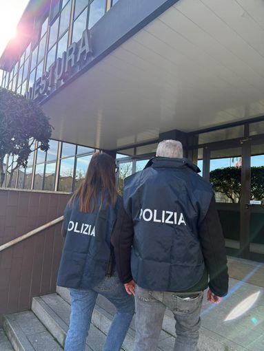 Pavia, tenta il furto al supermercato e spintona la guardia per fuggire: tre persone deferite dalla Polizia di Stato per rapina impropria