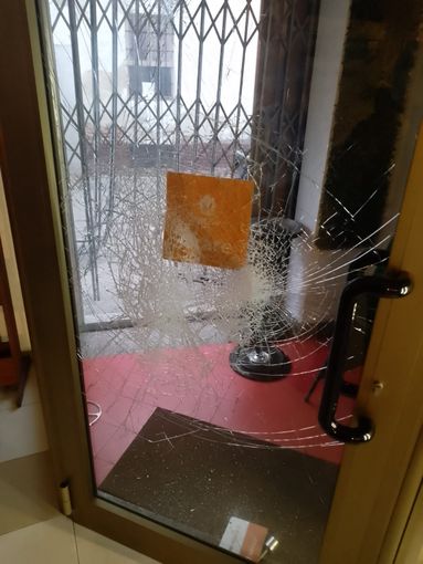 Nelle foto l'ingresso del "Burger Italy" di via Pompei