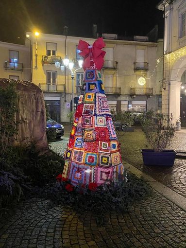 "L'albero del cuore" a Trecate raccoglie 50 pacchi per chi si trova in difficoltà "L'albero del cuore" a Trecate raccoglie 50 pacchi per chi si trova in difficoltà