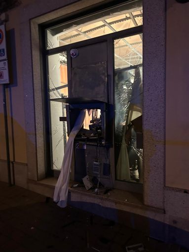 Mortara: boato nella notte in piazza Silvabella, i malviventi fanno esplodere il bancomat della Desio
