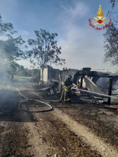 Pavia: rogo divora cascina in Strada Belvedere