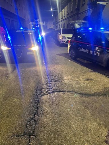 Broni: cerca di rubare in un'abitazione con coltello e tirapugni, poi spintona i carabinieri