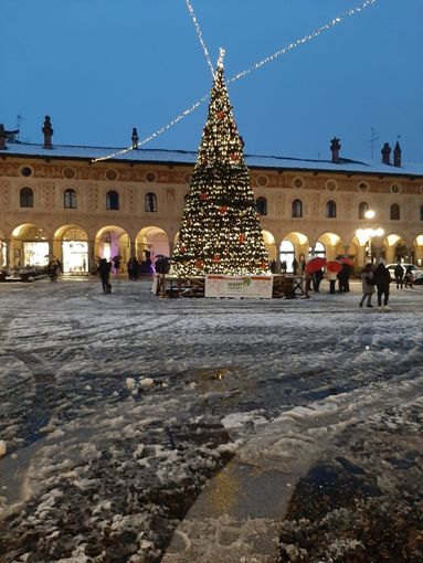 - (FOTOGALLERY) - Vigevano: le immagini della neve in piazza Ducale e nelle vie del centro