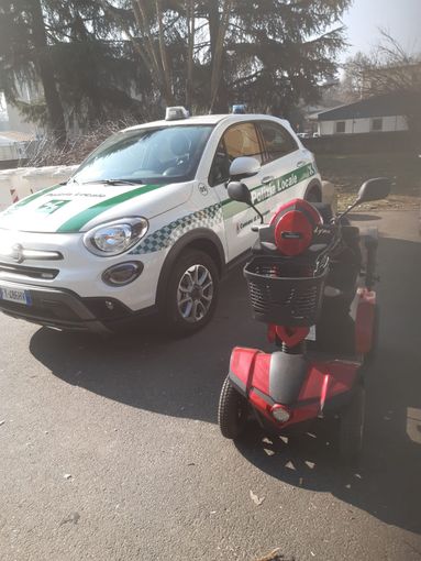 Vigevano: rubano scooter elettrico a un uomo disabile, la Polizia locale lo ritrova sul retro di una palazzina
