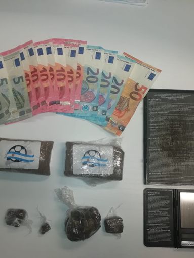 Landriano: sorpreso in casa con droga e strumenti per lo spaccio, in manette un 25enne Landriano: sorpreso in casa con droga e strumenti per lo spaccio, in manette un 25enne