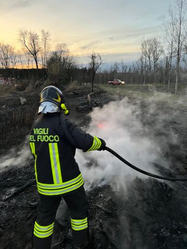 Lomello: incendio di rifiuti e sterpaglie vicino all'Agogna