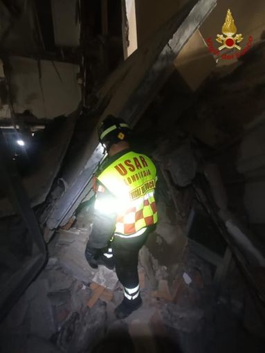 Milano, crolla una palazzina in ristrutturazione, in soccorso anche i Vigili del fuoco di Pavia
