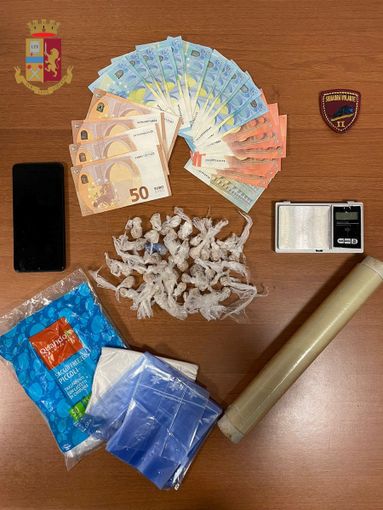 Pavia: sorpreso con 37 grammi di eroina e contanti tenta la fuga, ma la Polizia lo arresta