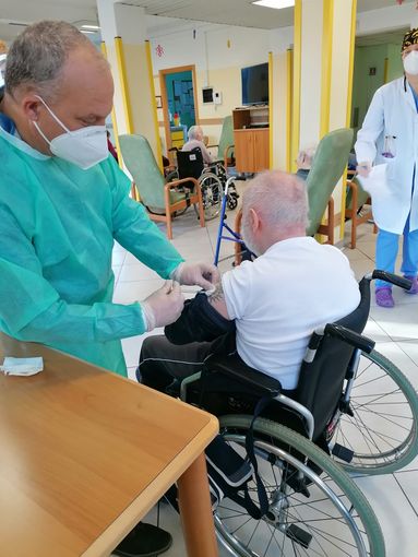 Casa Famiglia Inveruno: iniziata la campagna vaccinale. Adesioni tra i residenti del 99% e del 90% tra gli operatori Casa Famiglia Inveruno: iniziata la campagna vaccinale. Adesioni tra i residenti del 99% e del 90% tra gli operatori