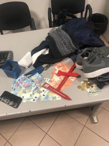 Pavia: spaccata a colpi di ascia su tre vetrine, in manette un 19enne Pavia: spaccata a colpi di ascia su tre vetrine, in manette un 19enne