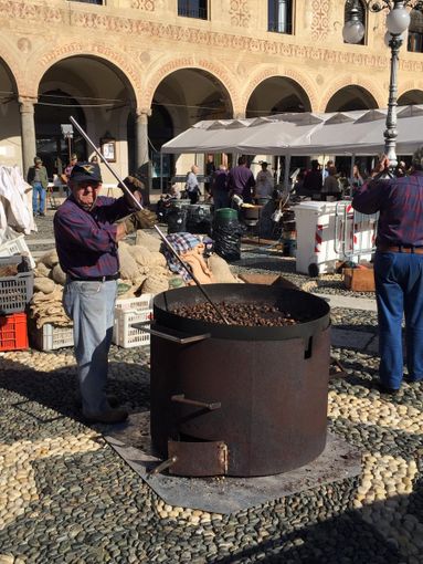 Vigevano: castagne, polenta e vin brulè alla 34esima edizione della “Castagnata Alpina”