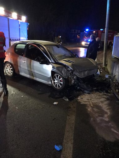 Vigevano: auto si schianta contro un muro in viale Industria, gravemente ferito un 41enne