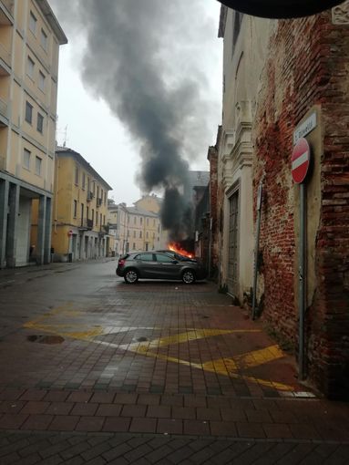 Mortara: in fiamme un'auto in piazza Olivelli, intervengono i vigili del fuoco