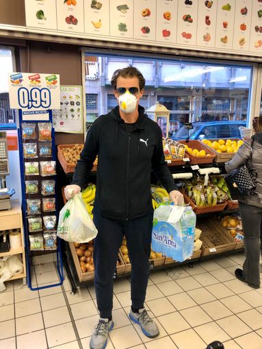 Vigevano, lo sport in prima linea per affrontare l'emergenza Coronavirus: Andrea Giannini porta la spesa agli over 65