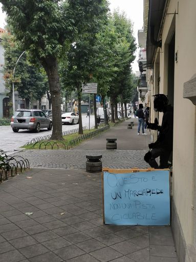 - FOTONOTIZIA - Vigevano, troppe bici sul marciapiede e spunta il cartello fai da te