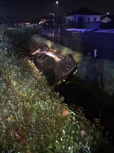 Tromello: esce di strada con l'auto e si ribalta in un fosso, illeso un 55enne