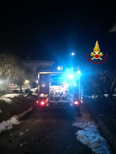 Oltrepò: in fiamme una canna fumaria a Ponte Nizza, i vigili del fuoco limitano i danni al tetto