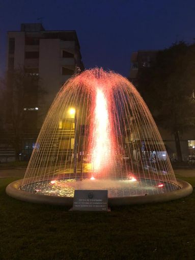 - FOTONOTIZIA E VIDEO - Vigevano: inaugurata la fontana a colori