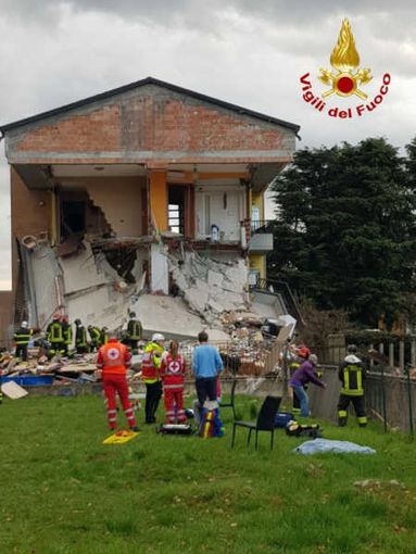 L’intervento dei vigili del fuoco sul luogo del crollo L’intervento dei vigili del fuoco sul luogo del crollo