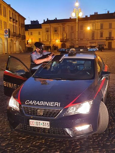 Voghera: manovre azzardate con l'auto in piazza Duomo, nei guai un giovane