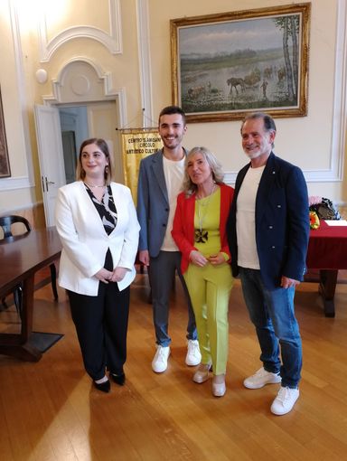 al centro la preside Maria Teresa Barisio con la "Gran croce" al centro la preside Maria Teresa Barisio con la "Gran croce"