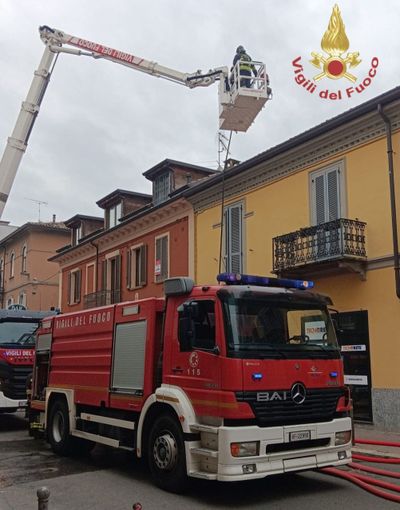 Voghera: incendio su tetto di un'abitazione, in azione i Vigili del fuoco