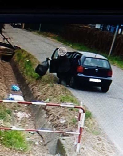 Bareggio, abbandona i rifiuti nel canale: ‘pizzicata’ dalla PL e multata di 2.500 euro Bareggio, abbandona i rifiuti nel canale: ‘pizzicata’ dalla PL e multata di 2.500 euro