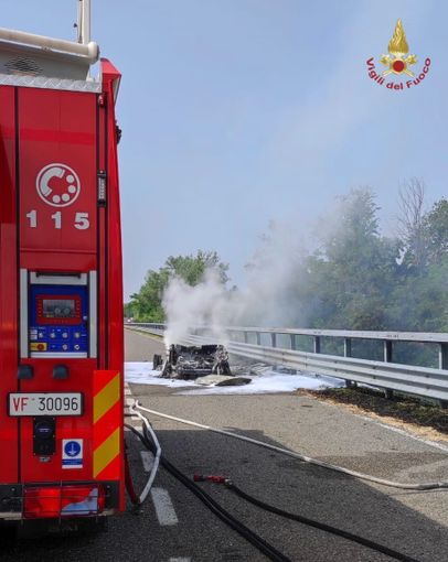 Auto ibrida distrutta dalle fiamme sull'autostrada Milano-Genova, illeso il conducente Auto ibrida distrutta dalle fiamme sull'autostrada Milano-Genova, illeso il conducente