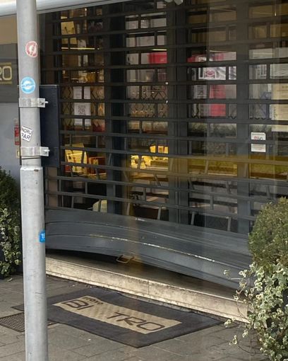 (nella foto la saracinesca forzata dai ladri al "Nuovo Bixtrò") (nella foto la saracinesca forzata dai ladri al "Nuovo Bixtrò")